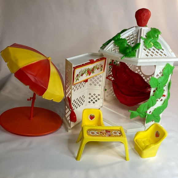 Kenner 1980s Vintage Strawberry Shortcake Garden House Gazebo Playset Umbrella - Picture 1 of 1
